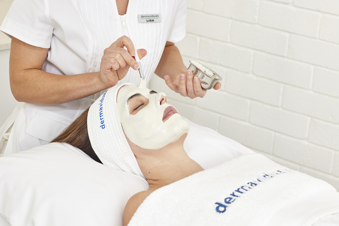 A dermaviduals corneotherapy facial treatment mask being applied